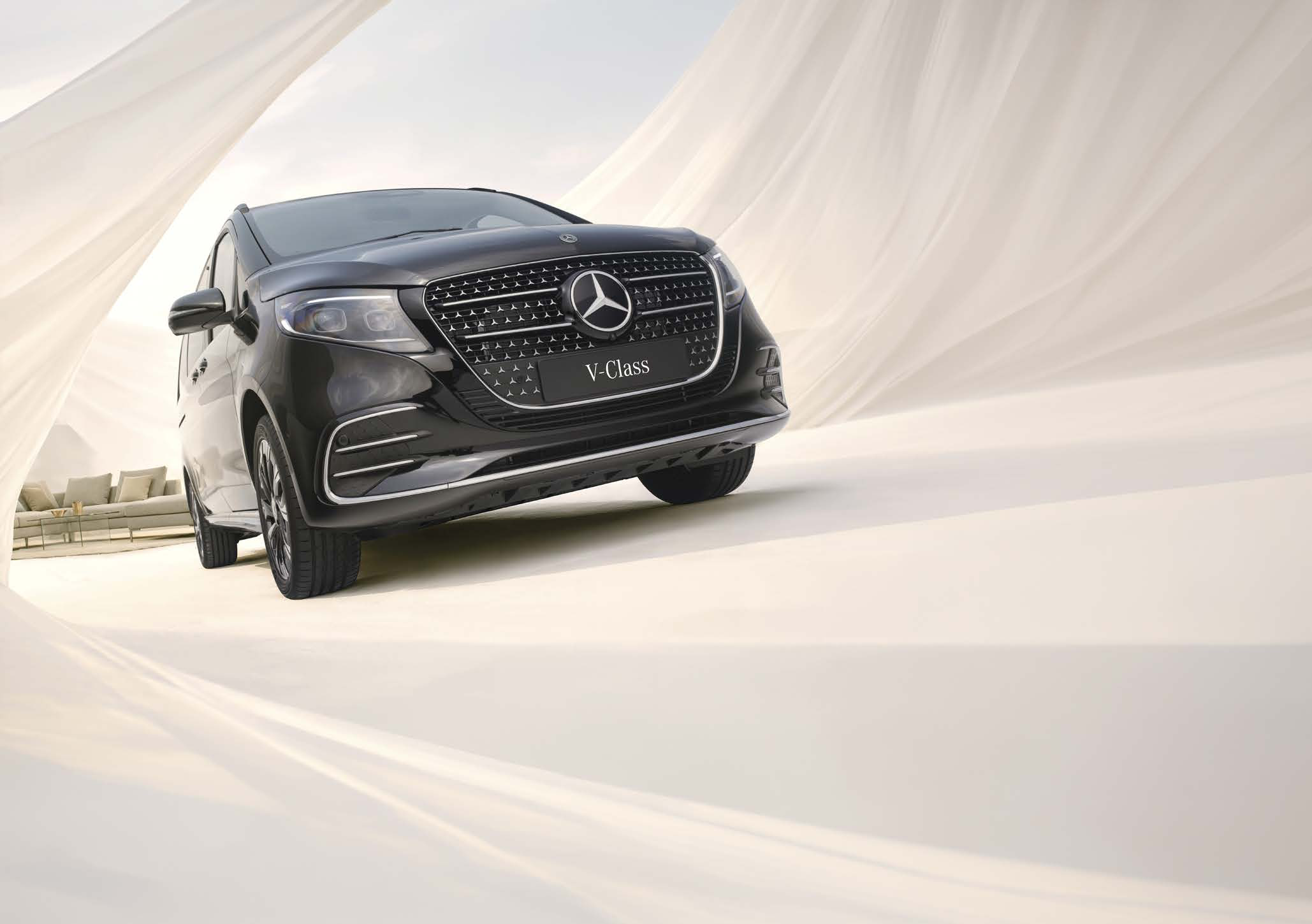 Mercedes-Benz V-Class — Bold AVANTGARDE front with AMG Line body styling, the diamond-block grille with a large three-pointed star and adaptive MULTIBEAM LED headlamps.
