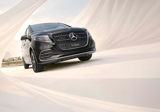 Mercedes-Benz V-Class, Bold AVANTGARDE front with AMG Line body styling, the diamond-block grille with a large three-pointed star and adaptive MULTIBEAM LED headlamps.