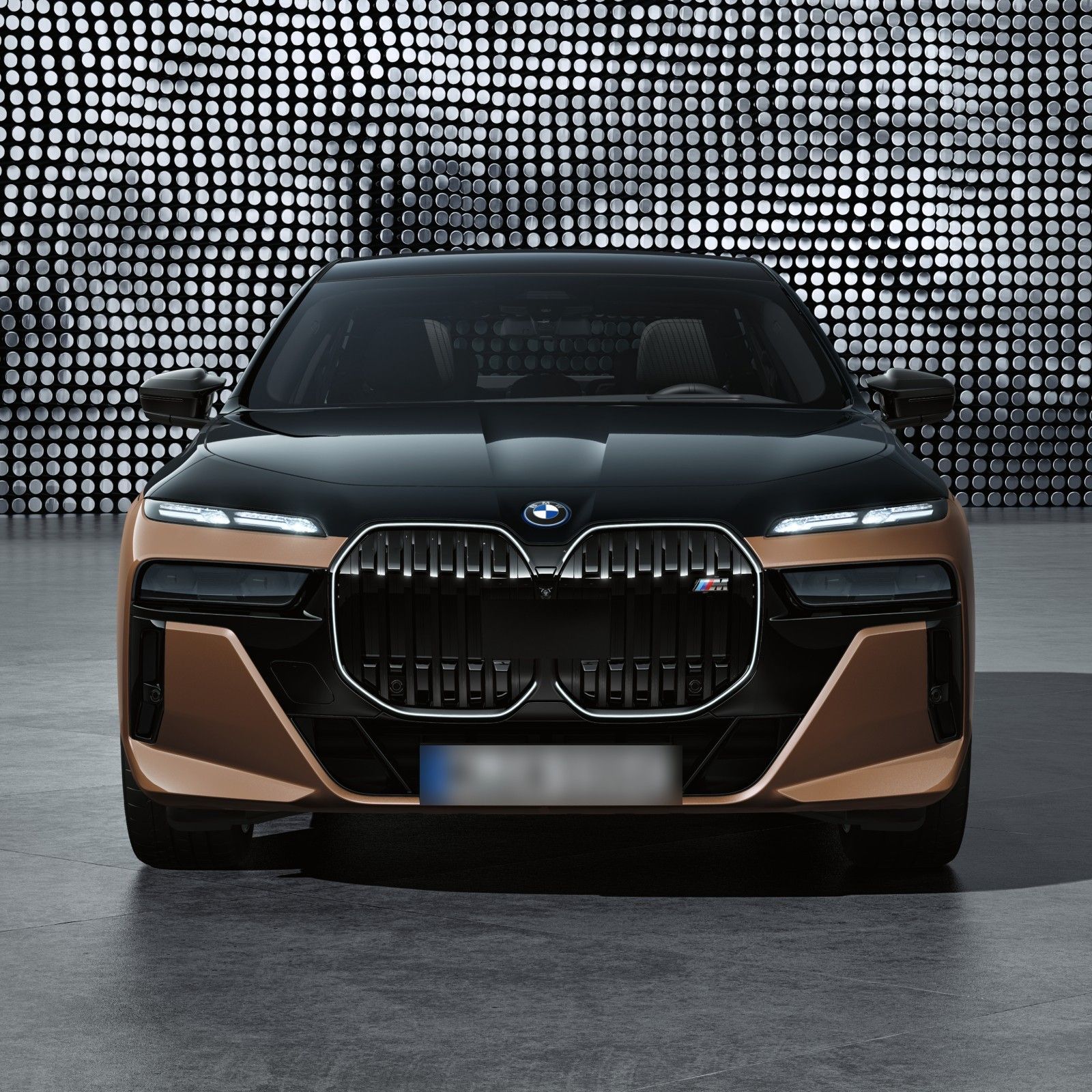 BMW i7, BMW crystal headlights with Iconic Glow and the slim split-light signature
