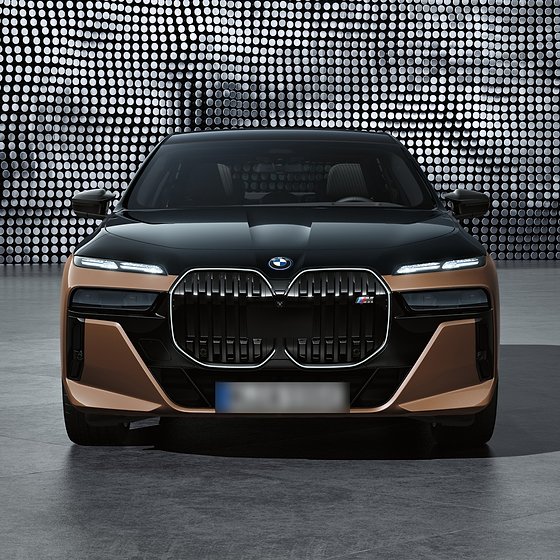 BMW i7, BMW crystal headlights with Iconic Glow and the slim split-light signature