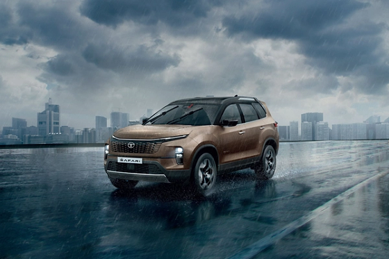 Tata Safari, Auto headlamps and rain-sensing wipers with mist spray