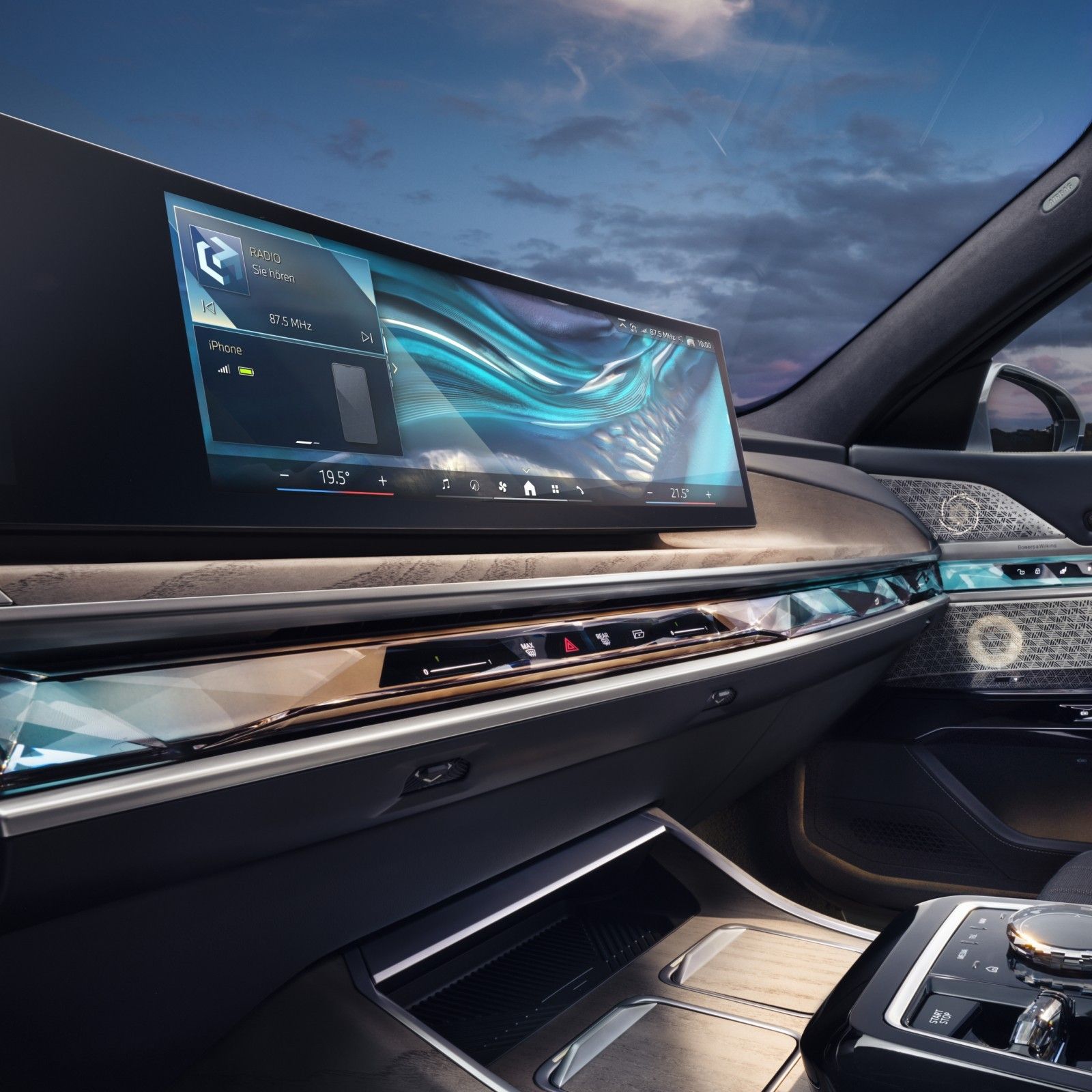 BMW i7, BMW Interaction Bar in CraftedClarity glass, doubling as ambient light and touch control