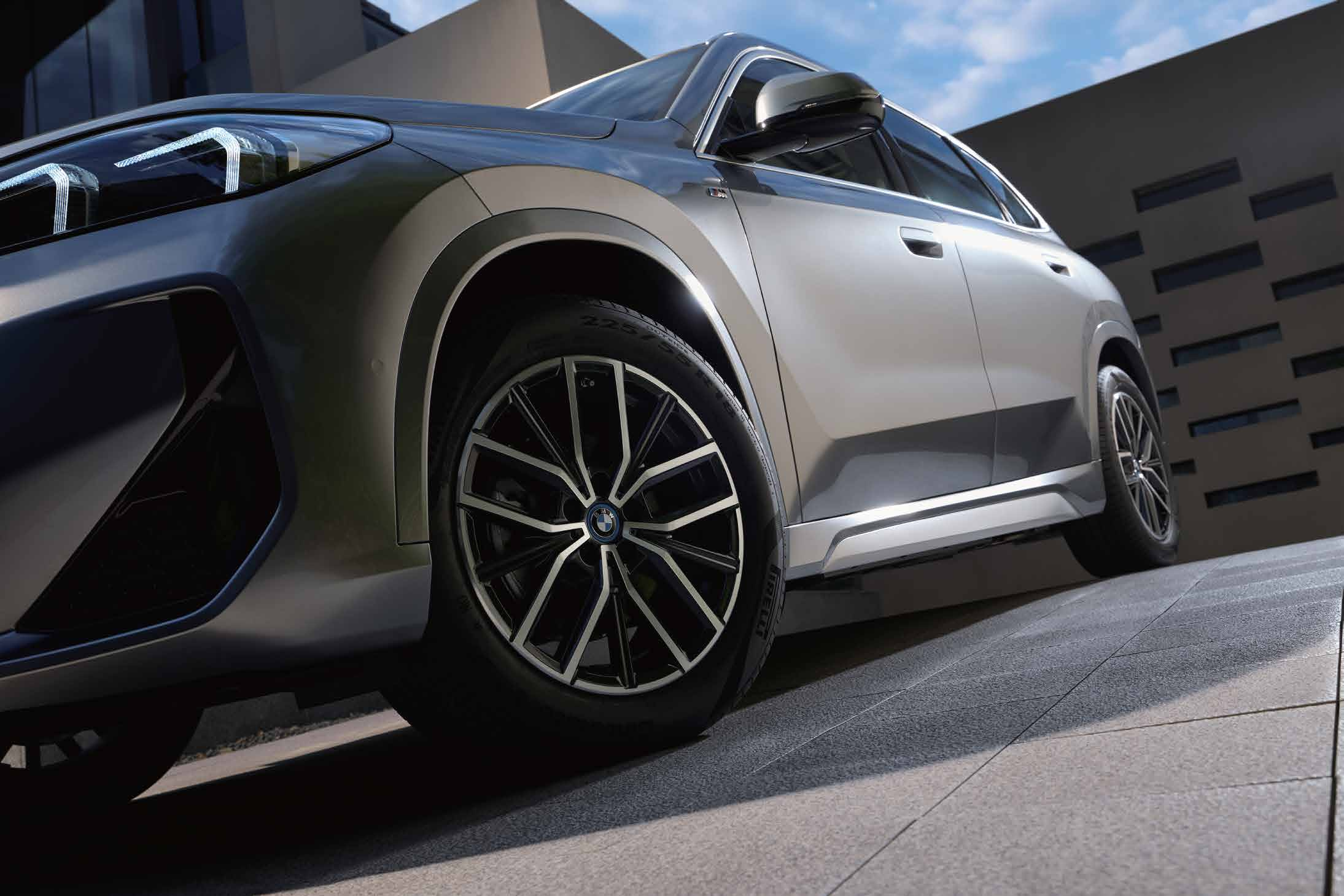 BMW iX1 LWB — 18-inch M bi-colour light-alloy wheels with 225/55 R18 tyres