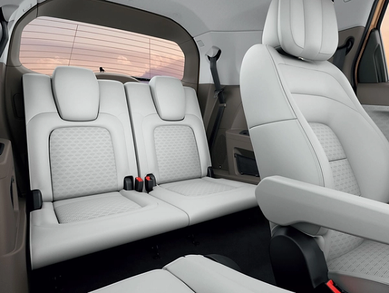 Tata Safari, Luxurious 3rd row seats with 50:50 split and adjustable headrests