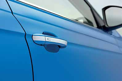 Skoda Škoda Slavia (2022–2026), KESSY keyless entry with a chrome door handle and touch sensor.