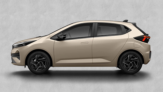Tata Altroz, Side profile with flush door handles, blacked-out contrast roof and R16 Drag Cut alloy wheels