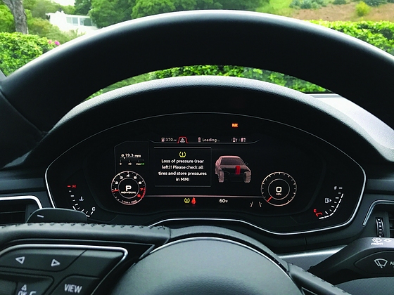 Audi RS Q8 Performance, Tyre-pressure monitoring alert shown in the digital instrument cluster
