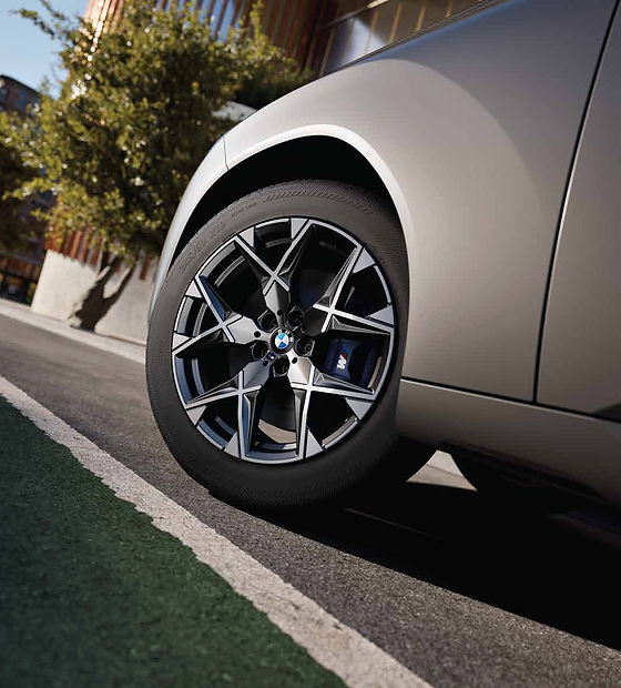 BMW X3, 19-inch M light-alloy wheels in two-tone finish with M Sport brake calipers