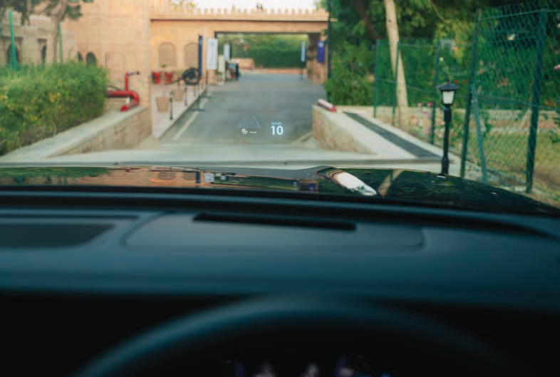 Volkswagen Tayron — Head-up display projecting speed and navigation onto the windscreen