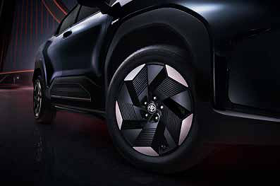 Toyota Urban Cruiser Ebella, 18-inch machined dual-tone alloy wheels