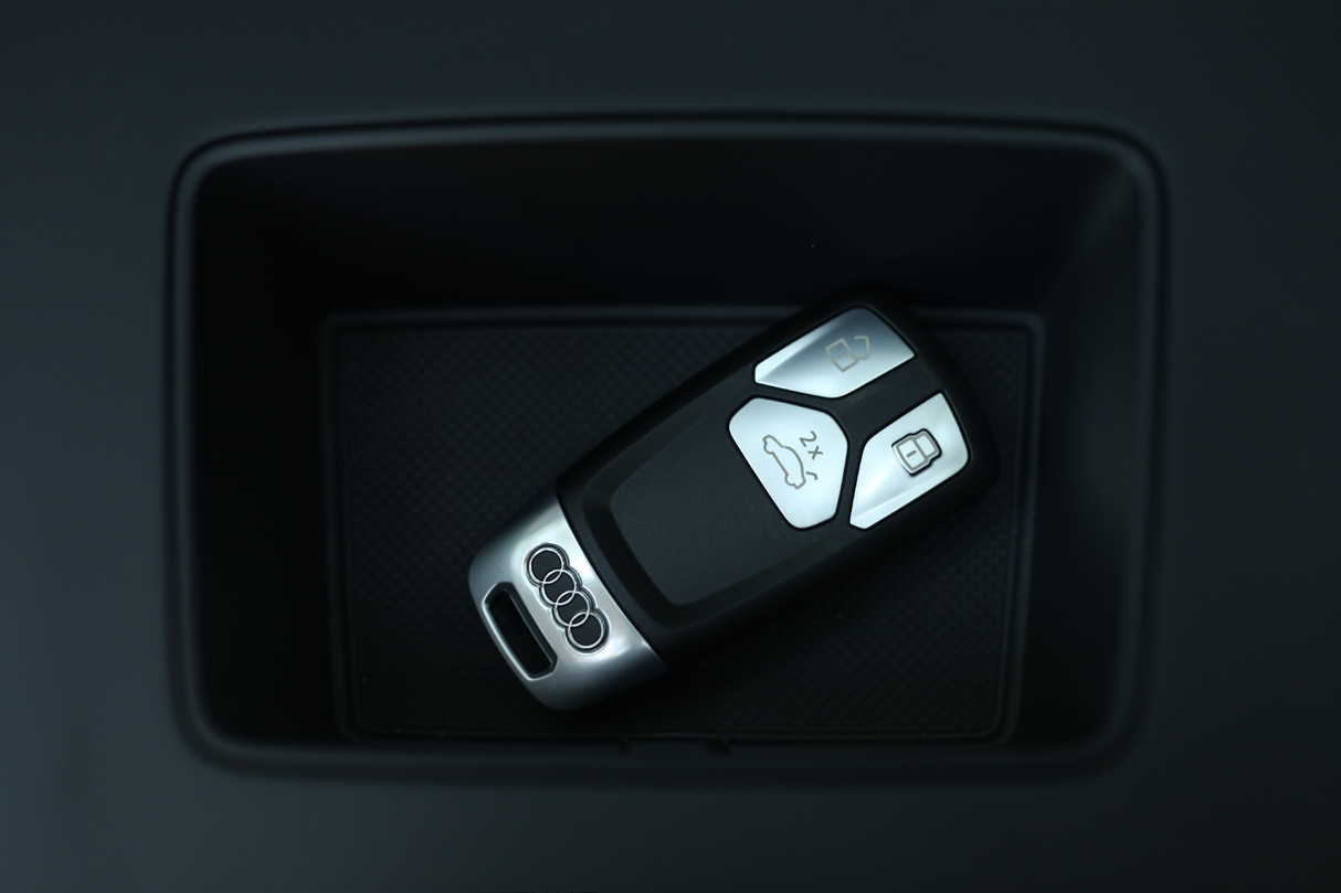 Audi Q5 — 360-degree camera Park Assist showing the top-down surround view on the MMI display.