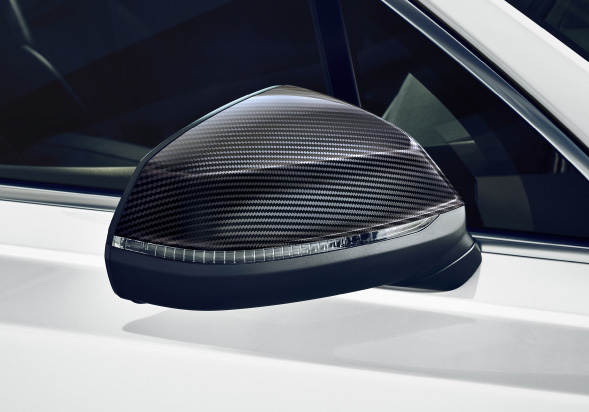Audi Q8 e-tron — Exterior mirror housing in carbon with an integrated LED indicator strip.