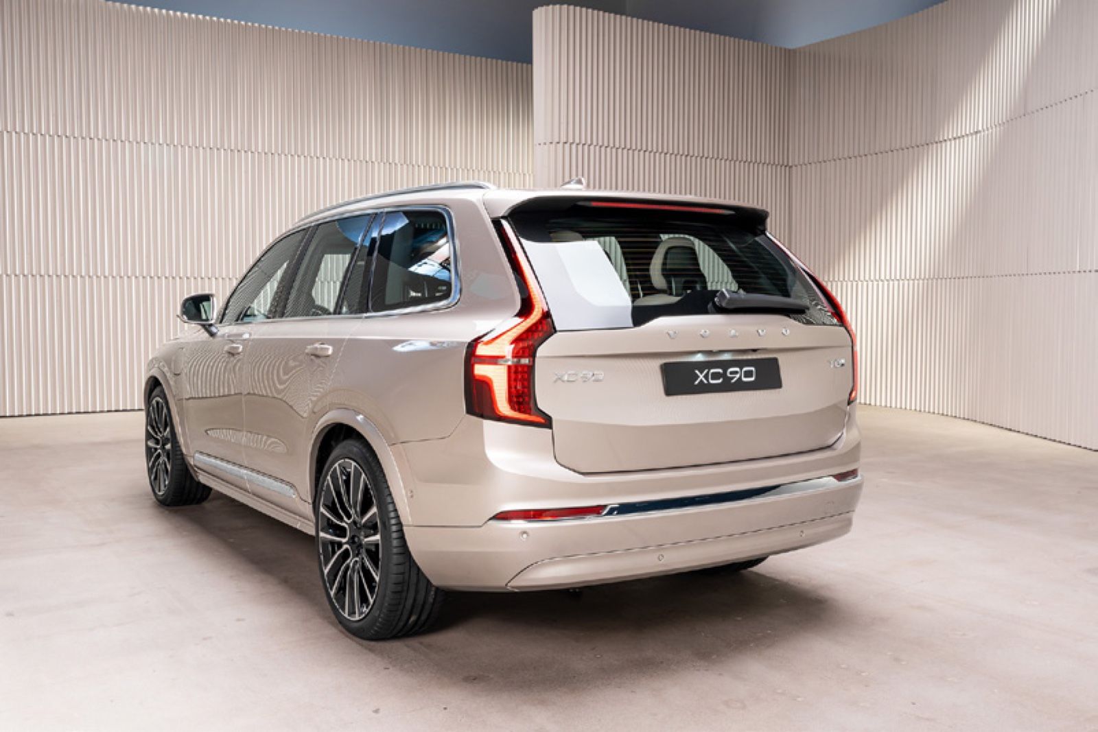 Volvo XC90 — Clean rear design with slim vertical LED tail-lamps and integrated roof spoiler