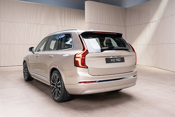 Volvo XC90, Clean rear design with slim vertical LED tail-lamps and integrated roof spoiler