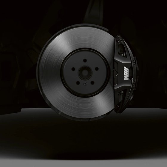 BMW i7, M Sport brakes with blue-painted callipers behind 20-inch Star-spoke 905 wheels