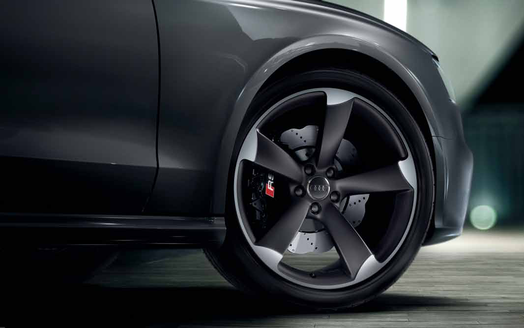 Audi RS5 — Cast aluminium wheel in 5-arm rotor design with high-gloss black brake caliper
