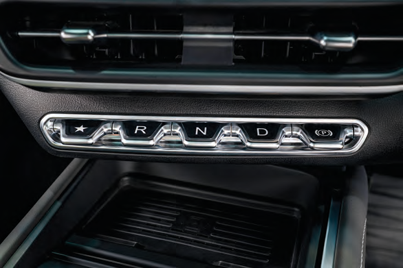 VinFast VF 7 — Piano-inspired horizontal gear selector