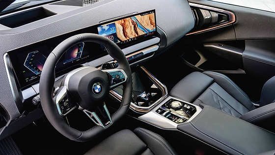 BMW X3, Driver-oriented widescreen curved display running BMW Operating System 9
