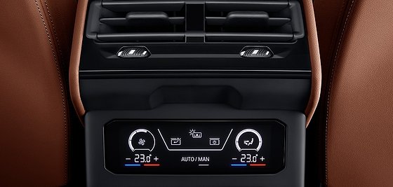 BMW i5 LWB, Rear-cabin climate console with its own temperature and seat controls.