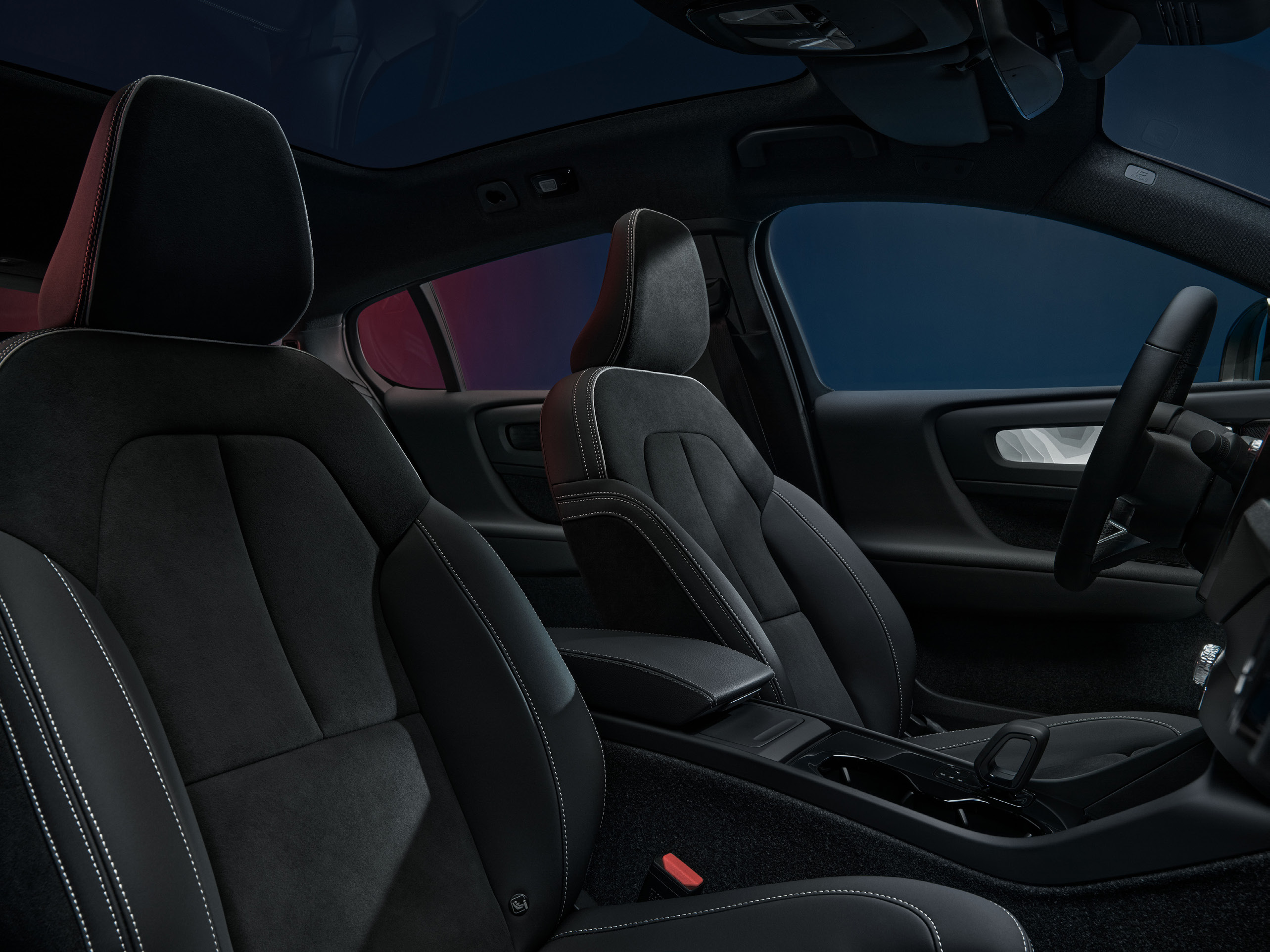 Volvo EC40 — Leather-free front sport seats trimmed in charcoal suede-textile and Microtech upholstery.