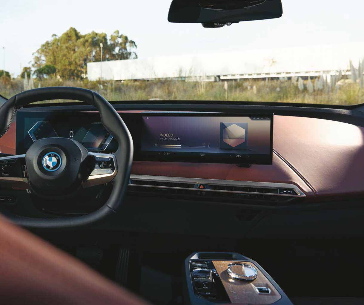 BMW iX — BMW Curved Display with iDrive 8