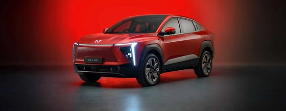 Mahindra XEV 9e, Suave SUV coupe design with a full-width LED light bar and illuminated logo