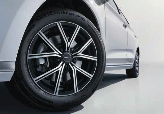 BYD eMAX 7 — Machine-cut dual-tone alloy wheels on 225/55 R17 tyres