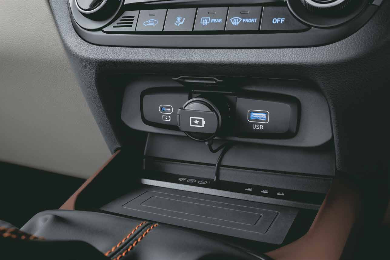 Hyundai Aura — Fast USB charger (Type-C) with USB port