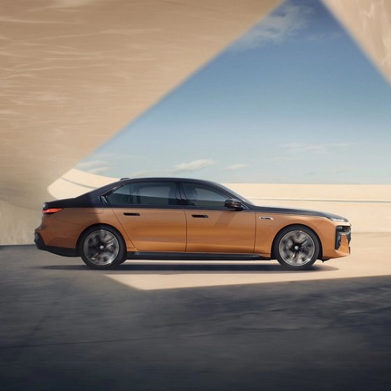 BMW i7, BMW Individual two-tone paint, available through your retail partner