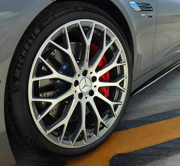 Mercedes-Benz Mercedes-AMG SL 55 Roadster — Cross-spoke AMG forged alloy wheel with Michelin Pilot Sport tyre and red-painted AMG brake caliper