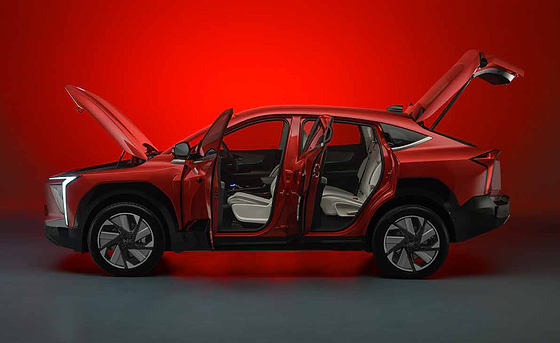 Mahindra XEV 9e, Wide-opening doors, 150-litre frunk and gesture-controlled power tailgate