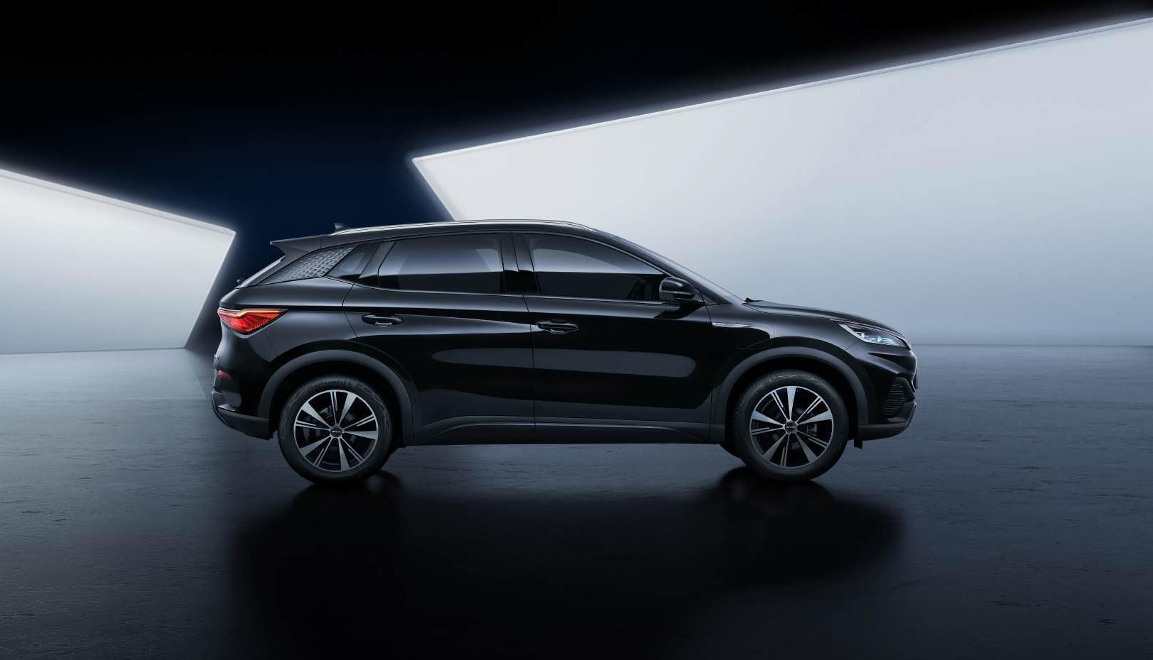 BYD Atto 3 — Side profile with the sloping coupe-SUV roofline, D-pillar spoiler and machine-cut alloy wheels