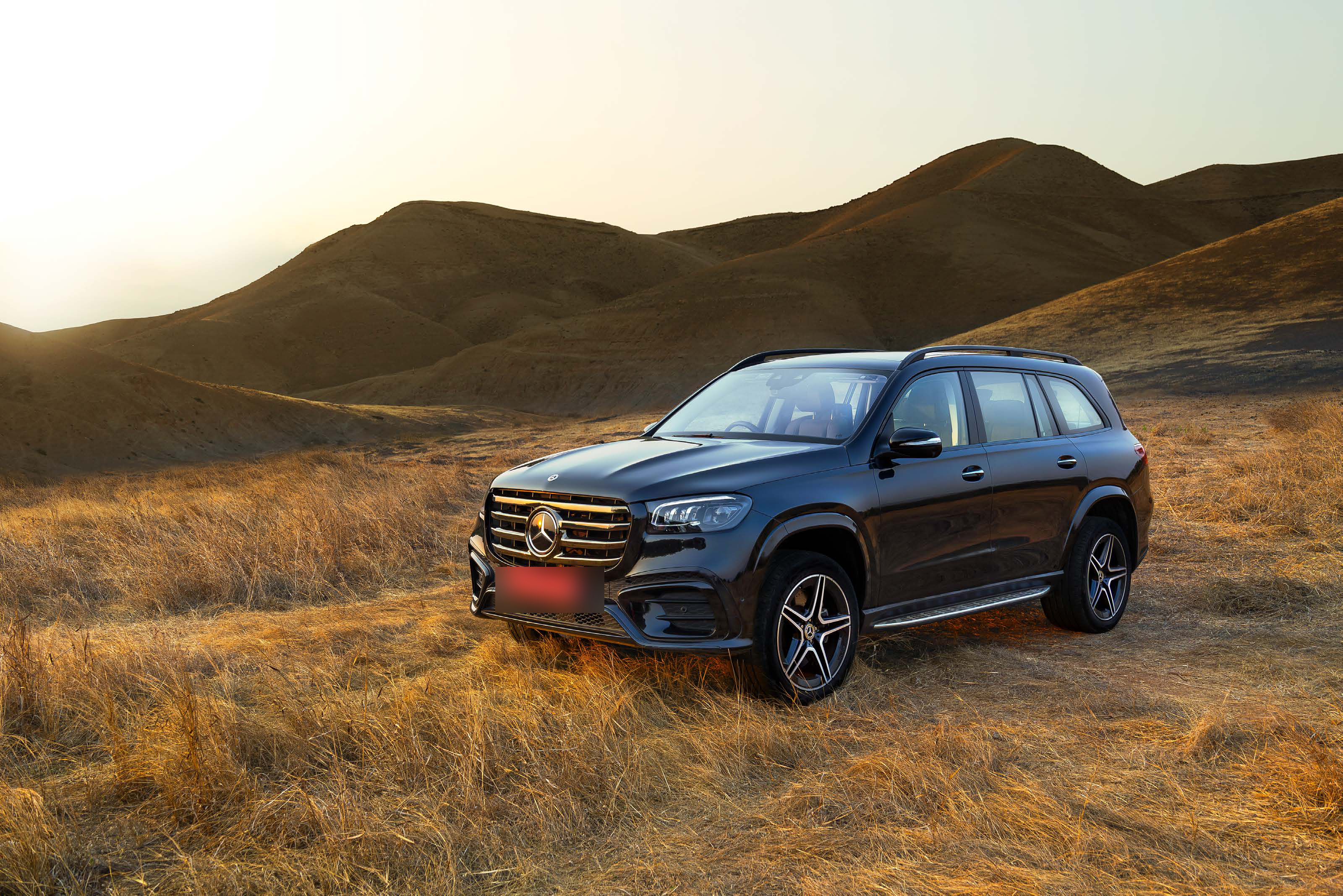 Mercedes-Benz GLS — Front three-quarter stance of the GLS in AMG Line trim