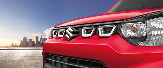 Maruti Suzuki S-Presso, Tri-slat grille with chrome-accented Suzuki emblem on the bold front fascia.