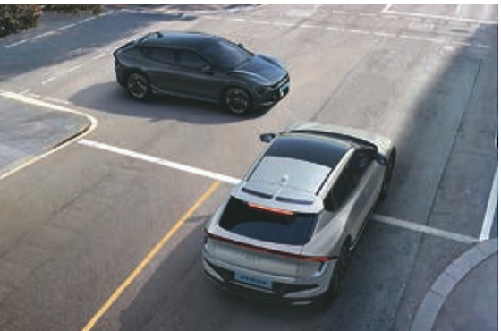Kia EV6, Forward Collision-Avoidance Assist detects vehicles ahead and can brake automatically.