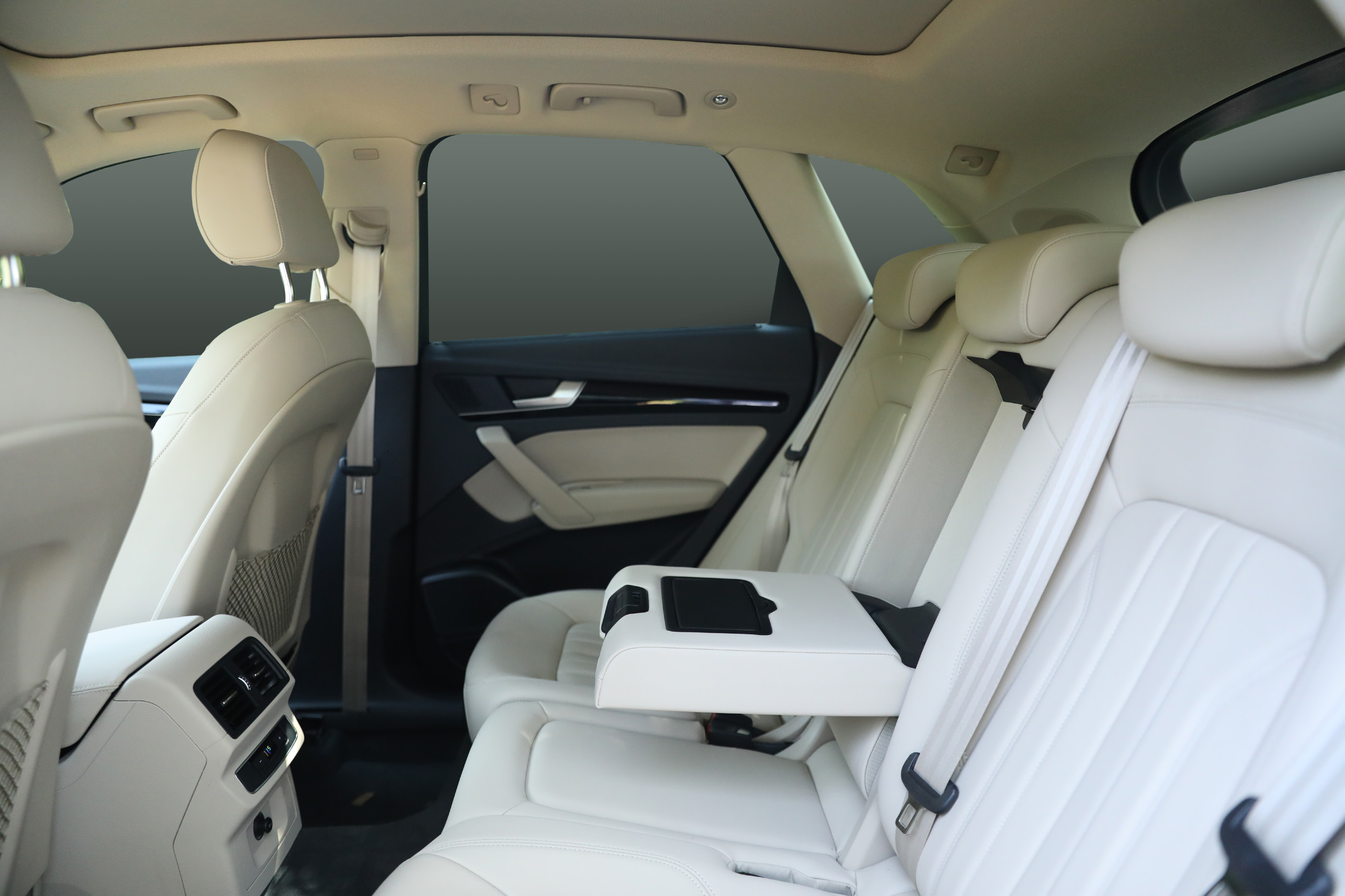 Audi Q5 — Rear bench in light leather upholstery with a folding centre armrest.