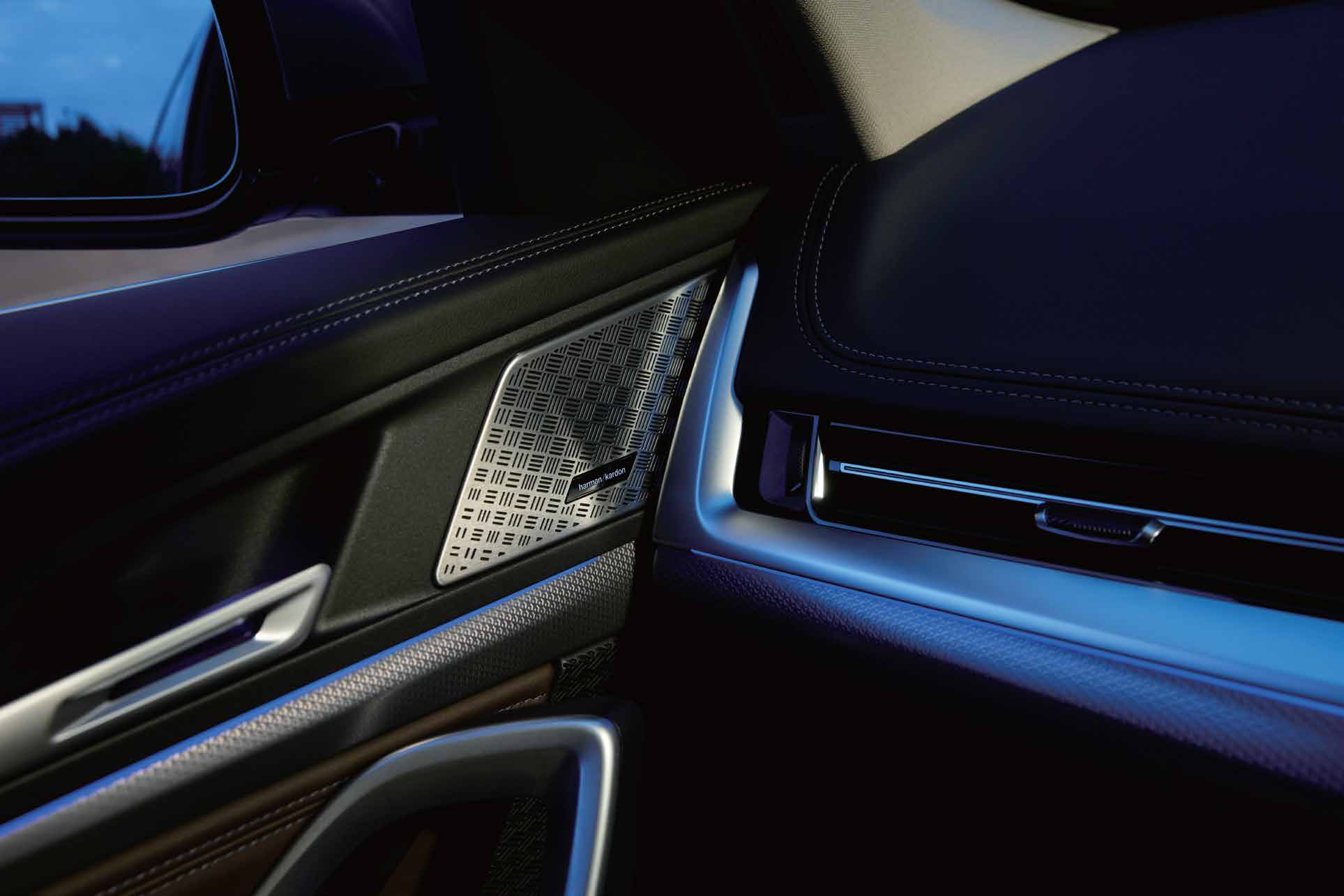 BMW iX1 LWB — Curved display running BMW Operating System 9 with drive-mode selection
