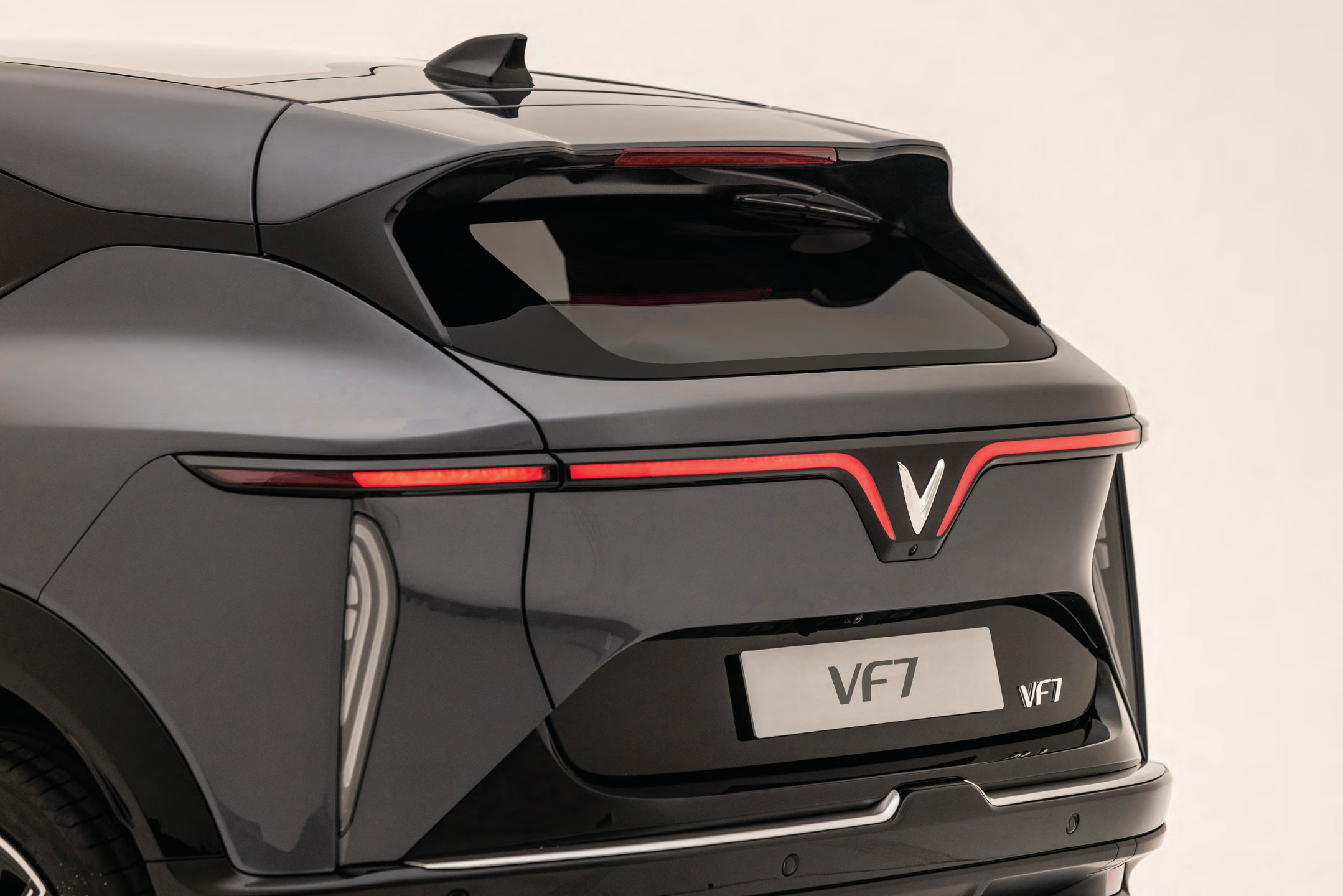 VinFast VF 7 — Rear signature V-shape LED tail light and shark-fin antenna