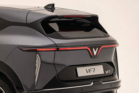 VinFast VF 7, Rear signature V-shape LED tail light and shark-fin antenna