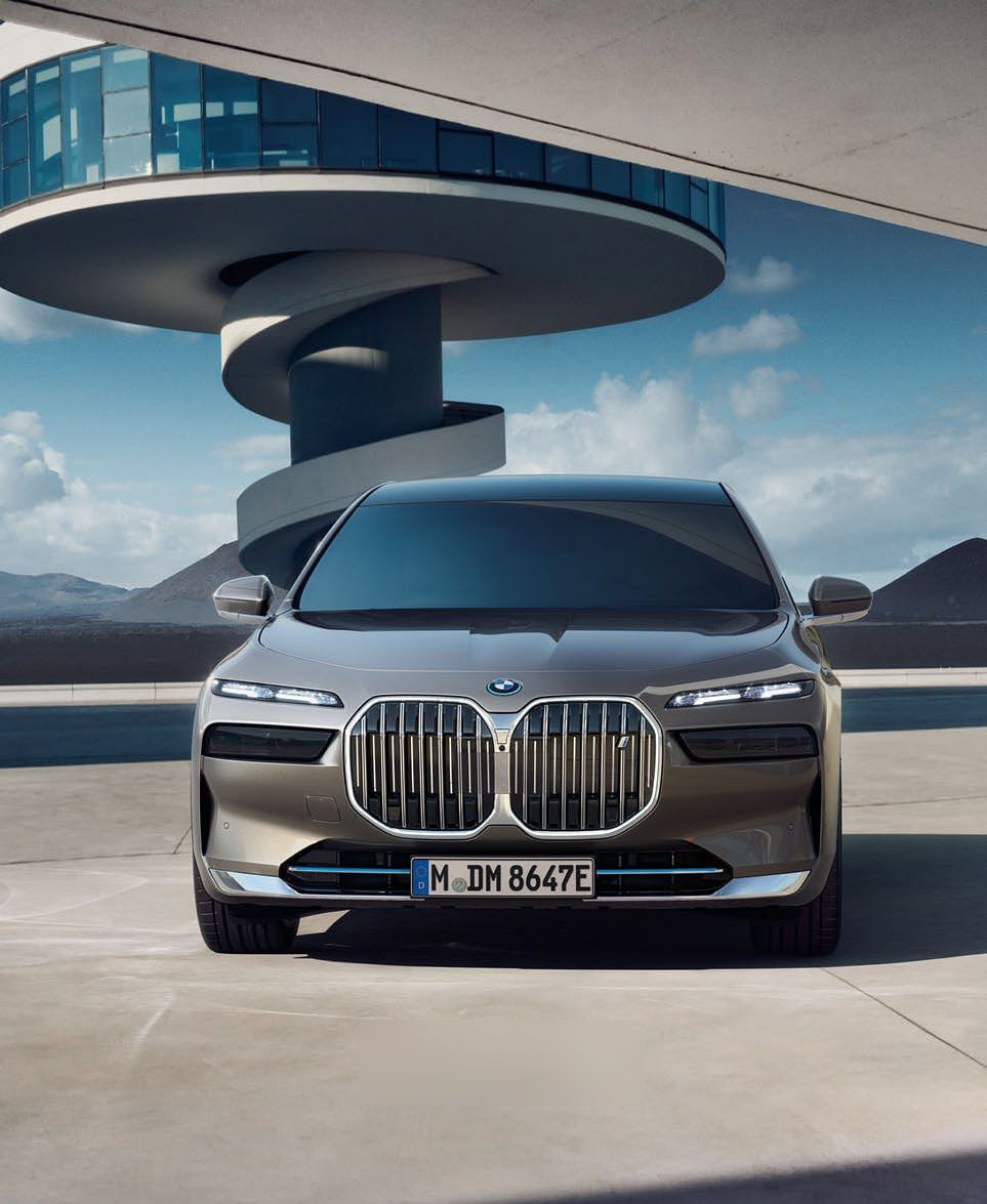 BMW i7 — Split-headlight face with slim CraftedClarity DRLs