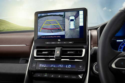 Toyota Innova Hycross, 360-degree camera view with parking guidelines on the touchscreen