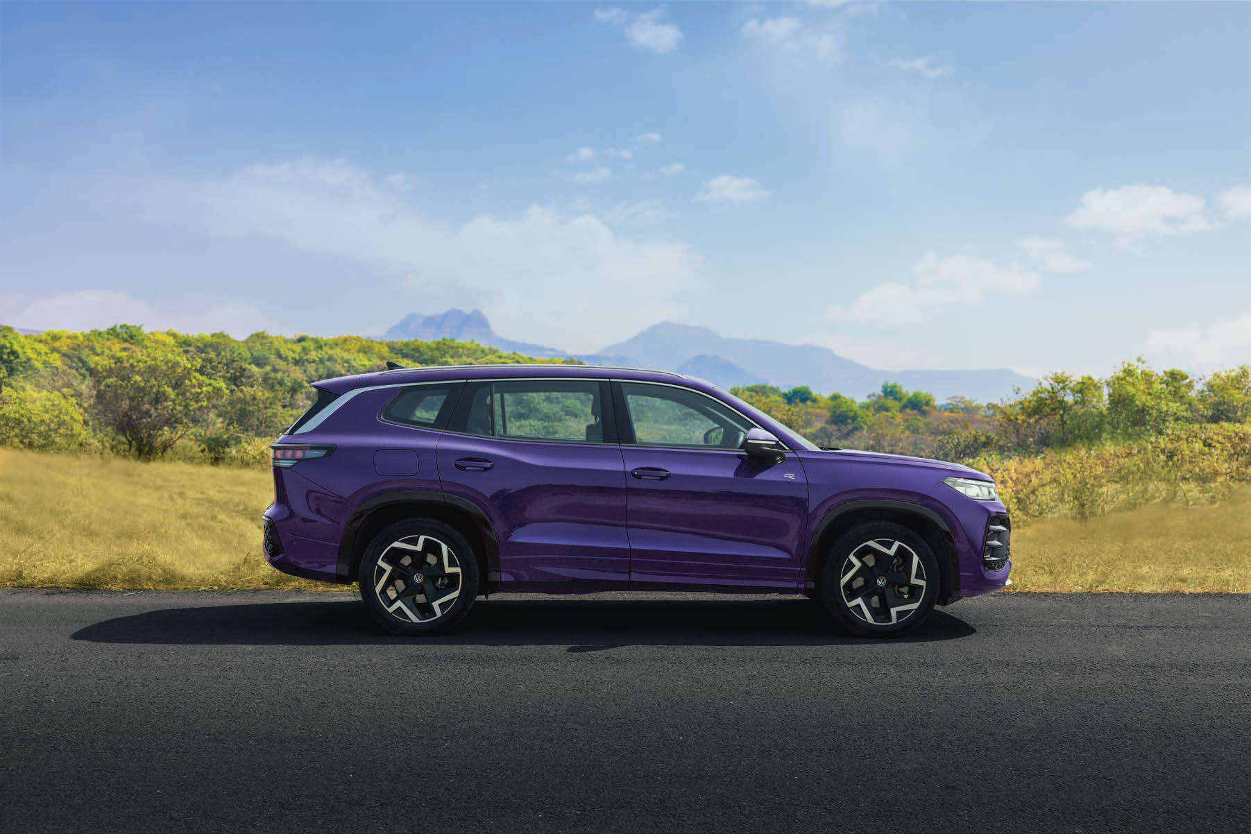 Volkswagen Tayron — R-Line side profile on machined-finish diamond-cut alloy wheels