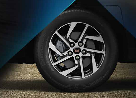 Mahindra XUV400, R16 diamond cut alloy wheels