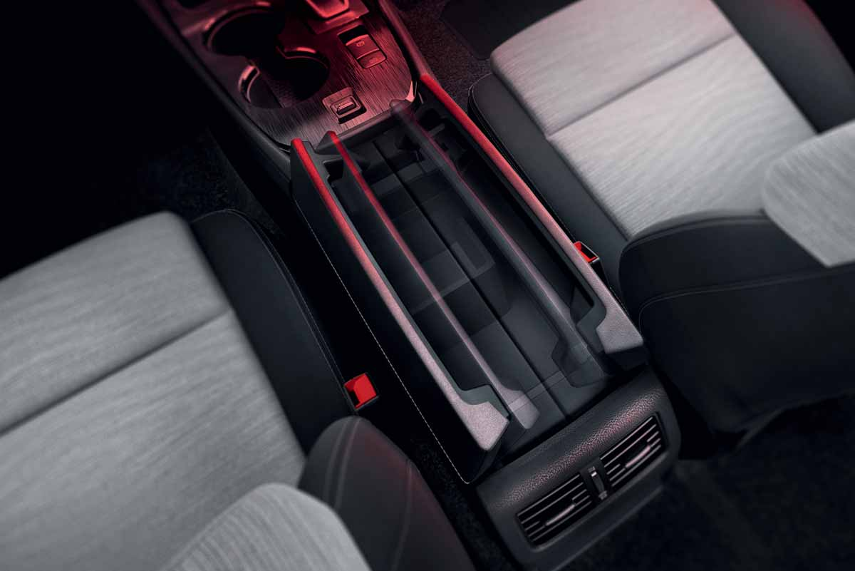Nissan X-Trail — Rear-console storage with rear AC vents for second-row passengers