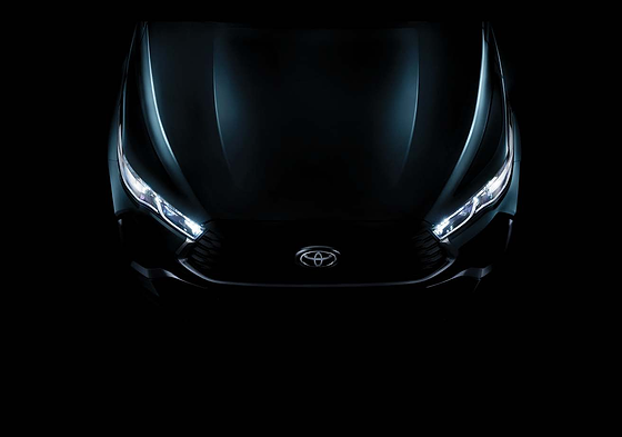 Toyota Innova Hycross, Tri-Eye LED headlamps with a lit LED daytime-running-light signature