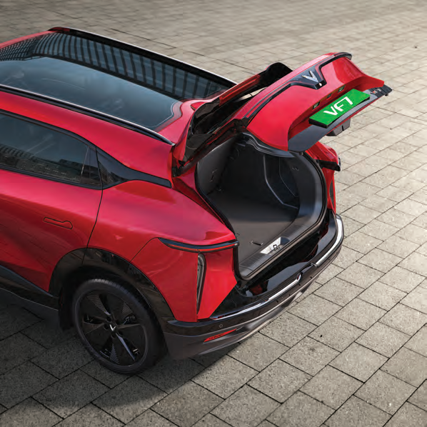 VinFast VF 7 — Rear centre-console 90W USB-C fast charger with rear AC vents