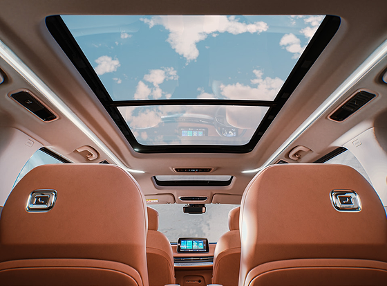 MG M9, Panoramic glass sunroof viewed from inside the cabin.