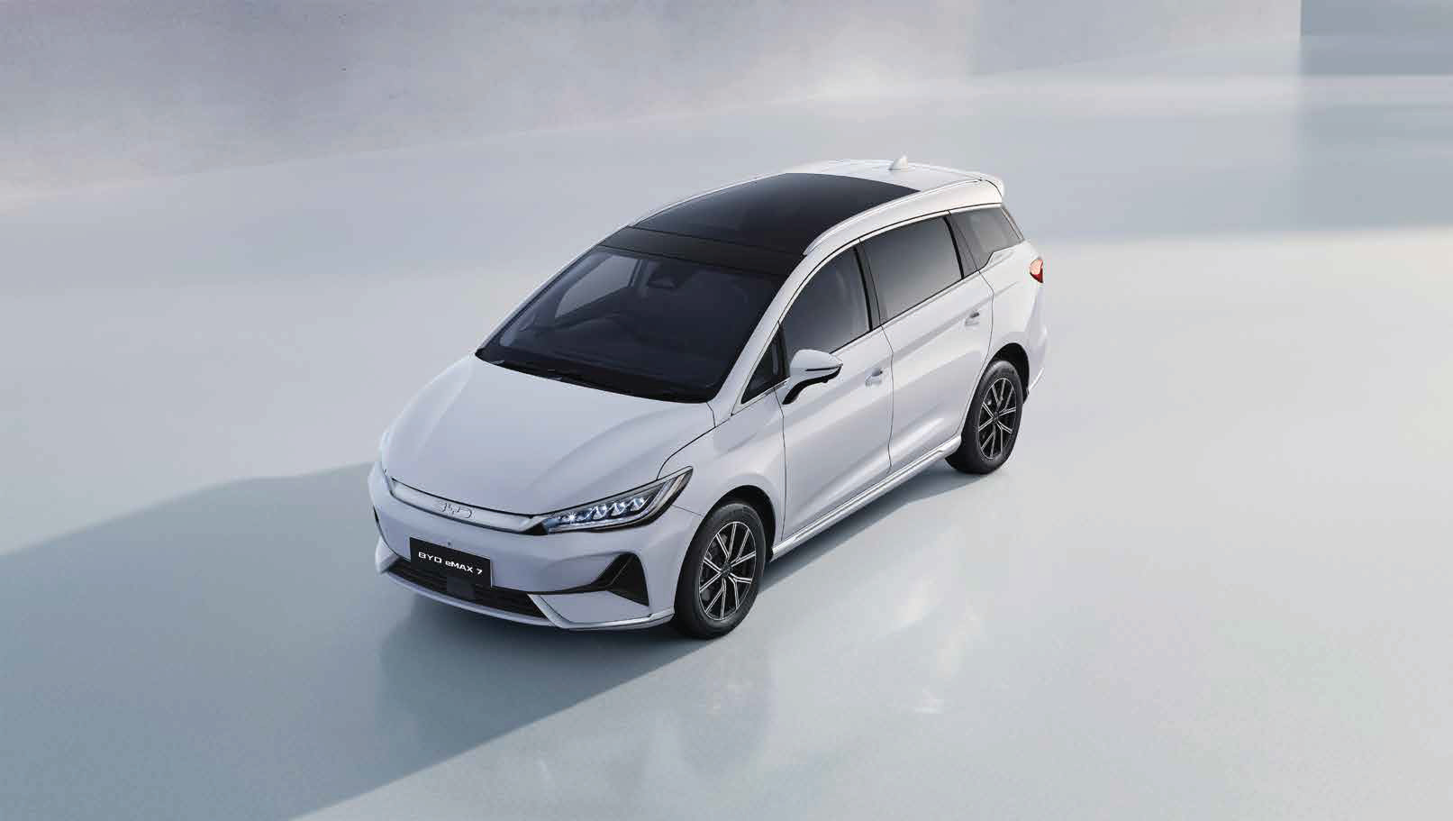 BYD eMAX 7 — Aerodynamic MPV profile with the signature Dragon Face front design