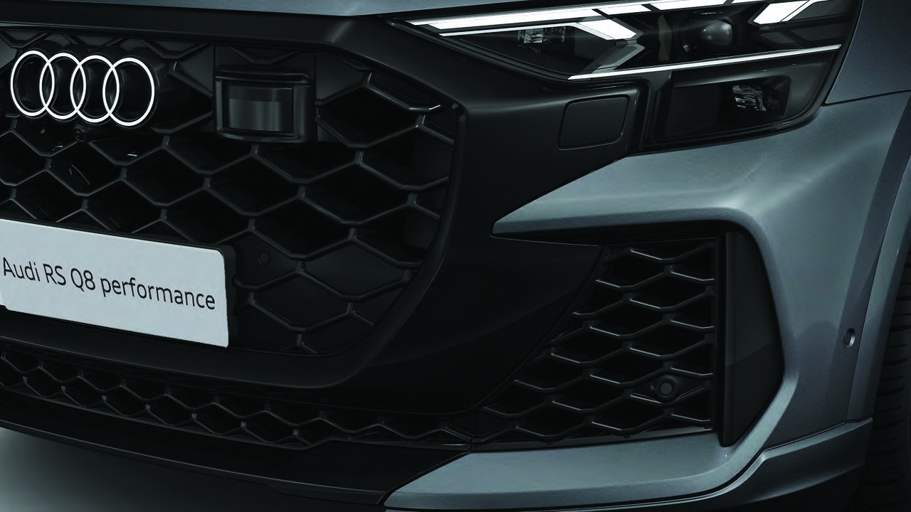 Audi RS Q8 Performance — Front camera in the single-frame grille for Park Assist Plus with 360-degree view