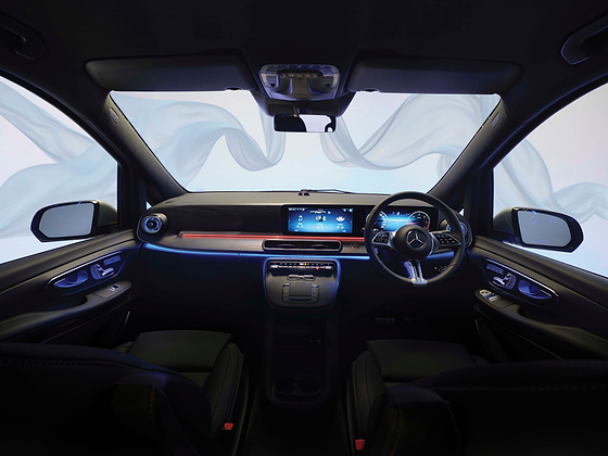 Mercedes-Benz V-Class, Driver-facing cockpit with the 31.2 cm (12.3-inch) MBUX High touchscreen, digital instruments and a steering wheel with touch-control panels.